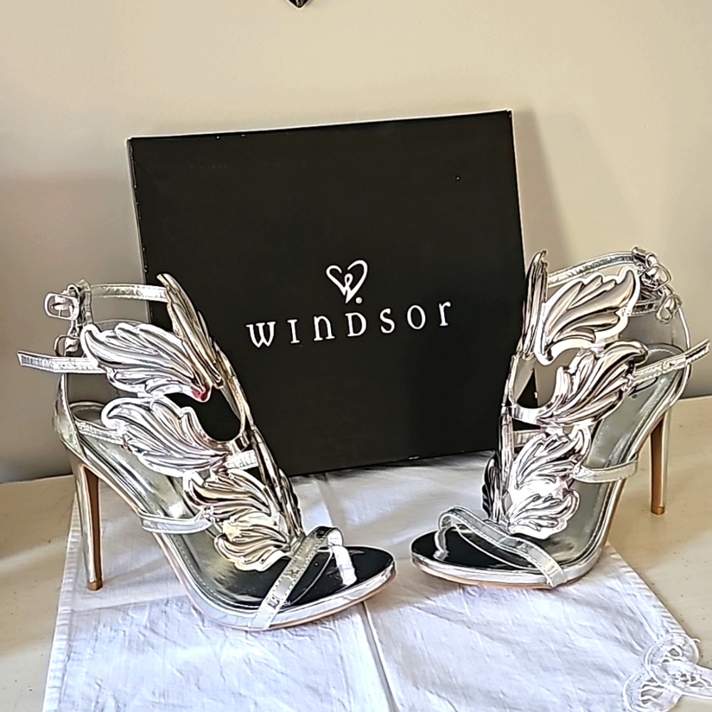 WINDSOR Shoes,Silver NWT size 8, 4 1/2 " heel
